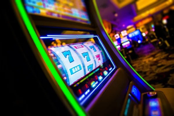 Sic Bo three dice and betting layout on merdeka138